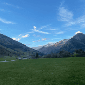 Sonnenuntergang hinter Bergrücken in Rauris