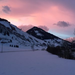 Abendhimmel über Berggipfeln im Winter