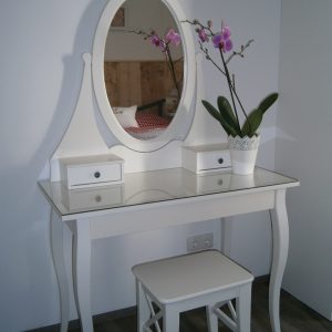 Frisiertisch in Weiß mit rundem Spiegel und Blumen