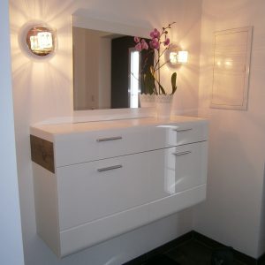 Eingangsbereich mit Spiegel, Licht und Kommode