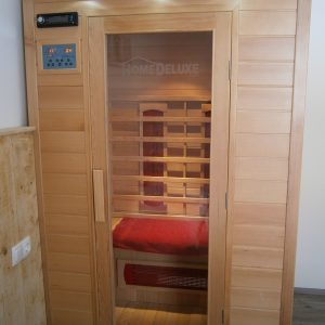 Saunakabine mit Holzverkleidung und Glastür