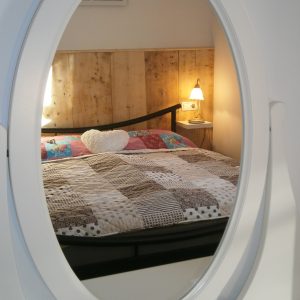 Gemütliches Schlafzimmer mit Spiegeltisch