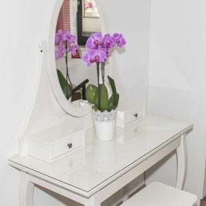 Frisiertisch mit Spiegel und Vase, seitliche Ansicht